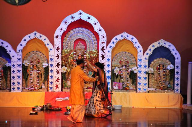 আরতি-নিবেদন-করছেন-দেবদাস-গুহ-ও-ঊর্মিলা-রায়