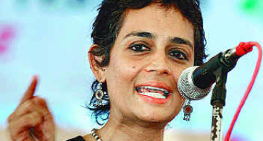 অরুন্ধতী রায়ঃ তাসলিমা নাসরীন ও বাক স্বাধীনতা – তরজমাঃ জুরান কবির